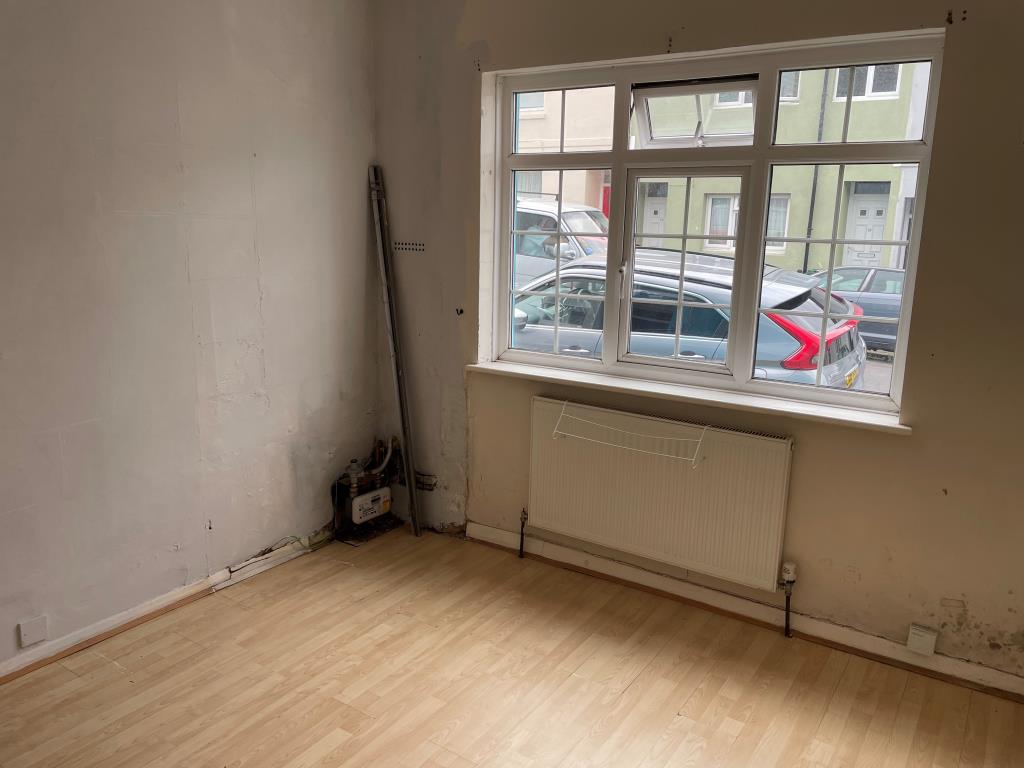 Lot: 142 - GROUND FLOOR FLAT WITH PATIO CLOSE CITY CENTRE - Front double bedroom with window overlooking street